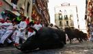 Im nordspanischen Pamplona steht heute der zweite Tag des traditionellen Stiertreibens, das San-Fermín-Fest, an. Mittelpunkt des Festes ist ein Spießrutenlauf, bei dem Todesmutige vor aggressiven Stieren flüchten. Die perfide Show hat in Spanien ebenso wie der Stierkampf eine lange Tradition. Foto: dapd