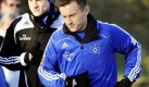 Marcell Jansen (l.) und Ivica Olic traben gemeinsam durch den Wald. Foto: dpa