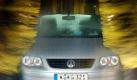 Erst der Mensch, dann die Maschine: Autos sind bereit für die Waschanlage, wenn der grobe Winterdreck mit einem Hochdruckreiniger beseitigt worden ist. Sonst kann es Kratzer geben. (Bild: Berg/dpa/tmn) Foto: dpa