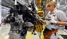 Hochwertige Motoren für teure Autos: Im Thüringer Motorenwerk der Daimler AG, der MDC Power GmbH, komplettiert die Mitarbeiterin Sabine Müller in Kölleda einen Vierzylinder-Dieselmotor. Am gleichen Tag wurde der millionste Motor seit dem Start des Werkes vor sieben Jahren montiert. Die Daimler AG baut die Produktionskapazitäten aus, knapp 100 Millionen Euro sollen im nächsten Jahr investiert werden. Foto: dpa