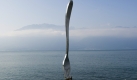 Die acht Meter hohe Gabel im Genfer See entstammt der Idee von Jean-Pierre Zaugg und wurde von Georges Favre realisiert. La Fourchette Geante (Die riesige Gabel) heißt das Kunstwerk, das heute enthüllt wurde. Foto: dpa