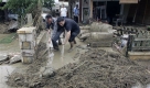 Zerstörtes Mobiliar, Wasser im Keller- die Anwohner haben viel verloren.  Foto: ap