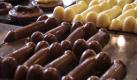 Penisse aus Schokolade liegen in den Auslagen im Laden «Swiet&Seksie» in Antwerpen (Belgien - Foto vom 10.03.2012). Belgiens Chocolatiers tüfteln nicht nur an Rezepten, sondern entwickeln auch ausgefallene Formen. Besonders gerne werden gerade Körperteile vernascht. Foto: Doreen Fiedler dpa (zu dpa-KORR.: «Schlüpfriges im Schokoladenland» vom 03.05.2012) +++(c) dpa - Bildfunk+++

 Foto: dpa
