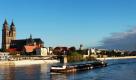 Das Binnenschiff Labe aus der Tschechischen Republik passiert in Magdeburg den Engpass am Domfelsen. Dieser Abschnitt ist für die Schiffer besonders schwierig, weil der durch Bojen gekennzeichnete Domfelsen in einer schmalen Fahrrinne mit starken Strömungsverhältnissen umfahren werden muss. Trotz Hochwasser verläuft die Schifffahrt derzeit bei einem Pegelstand von 3,02 Metern normal. Foto: dpa