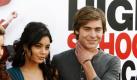 ARCHIV - Die US-Schauspieler (L-R) Corbin Blue, Ashley Tisdale, Vanessa Hudgens und Zac Efron posieren bei der Vorstellung des Films 'High School Musical 3. The end of the course' in Madrid (Archivfoto vom 03.10.2008). Die Teenie-Komödie «High School Musical 3: Senior Year» schreibt an den US-Kinokassen weiter gute Noten. Der Disney-Streifen von Regisseur Kenny Ortega über die Liebschaften und Sorgen von High-School-Abgängern setzte sich mit Einnahmen von 15 Millionen Dollar (11,7 Millionen Euro) auch an seinem zweiten Wochenende an die Spitze der amerikanischen Kinocharts
 Foto: dpa