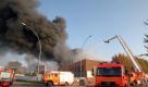 Rauch steigt im Hamburger Stadtteil Hammerbrook beim Brand einer Lagerhalle auf. Der Großbrand hat eine Lagerhalle zerstört. In der 40 mal 40 Meter grossen Halle brannten gelagerte Teppiche und Fahrzeuge sowie eine KfZ-Werkstatt und eine Lackiererei, wie ein Sprecher der Feuerwehr sagte. Obwohl keine Gefahr für die Bevölkerung bestanden habe, seien Anwohner vorsorglich aufgefordert worden, ihre Fenster und Türen geschlossen zu halten. Die Halle stürzte teilweise ein. Foto: dapd