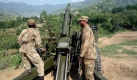 Pakistani army troops fix their long-range gun in Taliban's stronghold of Piochar in Pakistani troubled Swat Valley on Monday, Sept. 14, 2009. In recent weeks, the army has reported an increasing flow of insurgents voluntarily surrendering, official said. Foto: ap
