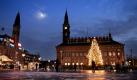 Den Rathausplatz ziert ein riesiger geschmückter Weihnachtsbaum. Foto: srt-Archivbild