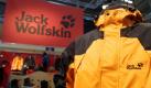Damit die Klamotten dreckabweisend sind, benutzen viele Textilhersteller Nanosilber. Darunter Jack Wolfskin. Die Marke bietet auch Jacken mit Nanotechnik für Kinder. Ob das Nanosilber durch Waschen der Kleidung gelöst wird und gesundheitsschädlich sein könnte, ist noch unklar. Foto: ddp