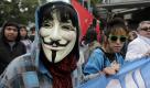 Eine maskierter Demonstrant setzt sich in Santiago, Chile, für eine bessere Bildung ein. Seit sechs Monaten kämpfen südamerikanische Studenten nun schon für eine Reform des Bildungswesens. Immer wieder kam es auch zu gewalttätigen Ausschreitungen. Die Demonstranten fordern ein freies, öffentliches Bildungssystem, das allen zugänglich ist, die Reduzierung staatlicher Zuschüsse für Privatschulen und eine allgemeine Anhebung des Bildungsniveaus. Foto: dapd