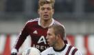 Ein Befreiungsschlag gelang hingegen Nürnberg durch den 1:0-Sieg gegen Kaiserslautern. Alexander Esswein (hinten, im Duell mit Pierre De Witt) war dabei einer der stärksten Spieler beim «Club». Foto: dapd