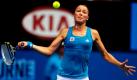 Die Russin Dinara Safina holt aus, um den Ball ihrer britischen Gegenspielerin Elena Baltacha zurück zu spielen. Dieses Spiel findet im Rahmen der Australian Open in Melbourne statt. Dinara Safina gewinnt das Spiel mit 6:1 und 6:2.
 Foto: dpa