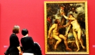 Zwei Frauen stehen in der Ausstellung Rubens im Wettstreit mit alten Meistern in der Alten Pinakothek in München zwischen dem Bild Adam und Eva von Tiziano Vecellio, genannt Tizian (um 1550, links), und der gleichnamigen Kopie von Peter Paul Rubens (1628/29). Die Ausstellung stellt die Kopien in den Mittelpunkt, die Rubens nach Werken anderer Künstler schuf.
 Foto: dpa