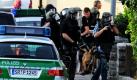 Eine Spezialeinheit der Polizei geht am 13. Juli in Viechtach zu einem Haus. Nach dem Familiendrama mit zwei Toten hat die Staatsanwaltschaft Vorermittlungen gegen einen Polizisten eingeleitet. Dabei gehe es um den Verdacht der Strafvereitelung im Amt, bestätigte die Leitende Deggendorfer Oberstaatsanwältin Schwaiberger Medienberichte. Vor einer Woche hatte in Viechtach ein 49 Jahre alter Mann seine 46 Jahre alte Ehefrau mit einem Revolver erschossen und sich selbst das Leben genommen. Der Sohn des Paares soll die Polizei schon vor Monaten vor seinem gewalttätigen Vater gewarnt haben.  Foto: dpa