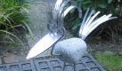 Keinen Grund, die Herkunft ihres verrückten Vogels zu verschleiern, sieht die JVA Remscheid. Knastvogel heißt dieses metallene Deko-Federvieh, für 110 Euro kann man es sich unter den Rhododendron stellen. Foto: knastladen.de