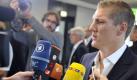 Bastian Schweinsteiger fütterte erst die hungrigen Pressevertreter... Foto: dpa