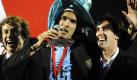 Im Centenario Stadion in Montevideo feiern die Uruguayer Diego Lugano (links), Sebastian Breu (Mitte) und Diego Godin ausgelassen den Gewinn der Copa América. Im Finale besiegte Uruguay Paraguay deutlich mit 3:0 und ist nun mit 15 Titeln Rekordtitelträger in Südamerika. Foto: dpa
