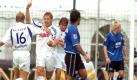 Paderborns Torschütze Rene Müller (2.v.l.) bejubelte mit seinen Teamgefährten Thorsten Becker (l) und Benjamin Schüßler (3.v.l.) sein Tor zum 2:2-Ausgleich gegen den HSV, dessen Spieler Raphael Wicky (r) und Mehdi Mahdavikia fassungslos sind. Regionalligist SC Paderborn gewann am Ende überraschend mit 4:2.  Foto: dpa
