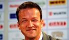 Fredi Bobic ist der neue Sportdirektor des VfB Stuttgart. Der Fußball-Bundesligist präsentierte den Ex-Profi als Nachfolger des vor gut drei Wochen zum FC Schalke 04 gewechselten Horst Heldt. Ich freue mich, zum VfB zurückzukehren. Ich war elf Jahre weg. Seitdem hat sich einiges getan, sagte Bobic bei seiner Vorstellung in Stuttgart. Foto: ddp