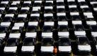 Deutsche Autos sind auch in Asien beliebt: Die BLG Logistics Group verschifft in Bremerhaven Autos der Marke Mercedes. Die Limousinen sind für den Export nach China vorgesehen. Im Jahr 2009 wurden rund 1,2 Millionen Autos in Bremerhaven umgeschlagen. 2008 waren es noch mehr als zwei Millionen Fahrzeuge. Foto: ddp