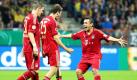 Der Bundesliga-Krösus Bayern München ist schon oft bei unterklassigen Gegener unter die Räder gekommen. Die Blamage in der ersten Runde des DFB-Pokals blieb aber aus. Gegen Zweitligist Eintracht Braunschweig setzten sich die Münchner souverän mit 3:0 durch. Hier bejubeln Bastian Schweinsteiger, Thomas Müller und Rafinha Müllers Tor zum Endstand. Foto: dapd