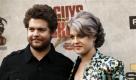 Jack Osbourne, der jüngere Bruder von Kelly Osbourne hat Brustimplantate an seiner Wohnzimmerwand hängen. Die hatte ihm Ex-Freundin Kimberly Stewart geschenkt. Wie Femalefirst berichtet, stehe Jack sowohl auf natürliche als auch auf operierte Frauen. Wenn er die einen wolle, müsste er sich in Großbritannien umschauen. Für Plastic fantastic gäbe es für ihn in Amerika die richtige Auswahl, so der 24-jährige TV-Star. Foto: ap