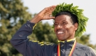 Siegerehrung beim 36. Berlin-Marathon: Sieger Haile Gebrselassie (Äthiopien) erreichte das Ziel am Brandenburger Tor in einer inoffiziellen Zeit von 2:06:08 Stunden. Foto: ddp