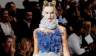 Marc Jacobs: Ein Puppentheater der etwas anderen Art zeigte Designer Marc Jacobs. Wie Geishas geschminkt, schickte er die Models in verspielten Kleidern mit  Rüschen und Raffungen über den Catwalk. Foto: dpa