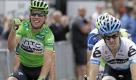Mark Cavendish (links) aus Großbritannien gewinnt im Schlussspurt die 15.Etappe der Tour de France in Montpellier. US-Profi Tyler Farrar hat das Nachsehen. 
 Foto: dapd