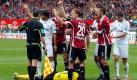 Die letzten 38 Minuten der Partie war Schalke nur noch zu zehnt. Jermaine Jones hatte nach einer dummen Grätsche gegen Nürnbergs Keeper Raphael Schäfer die Gelb-Rote Karte gesehen. Der Club-Torhüter blieb nach dem Foul benommen liegen, erlitt eine schwere Gehirnerschütterung und musste ausgewechselt werden. Foto: ddp