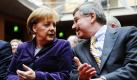 Bundeskanzlerin Angela Merkel und der Präsident des Deutschen Olympischen Sportbundes (DOSB), Thomas Bach, unterhalten sich bei einer Preisverleihung. Kanzlerin Merkel überreichte unter anderem den Großen Stern des Sports in Gold. Foto: dpa