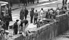 Ein paar Tage, nachdem Ost-Berlin mit Stacheldraht abgeriegelt wurde, beginnt der eigentliche Bau des antifaschistischen Schutzwalls. In der ganzen Stadt ziehen Maurerkolonnen mannshohe Mauern hoch, wie hier am Potsdamer Platz. Foto: dpa