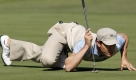 Der Kolumbianer Camilo Villegas legt sich tief auf den Rasen um das Grün auf dem Harding Park Golf Course in San Francisco zu analysieren. Foto: dpa