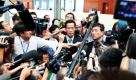 Ri Tong Il (Mitte rechts), Sprecher des Außenministers von Nordkorea, ist während des Forums der ASEAN im vietnamesischen Hanoi von Journalisten umringt. Er weißt jede Verantwortung ab, dass Nordkorea für das Sinken eines Armeeschiffs verantwortlich sei.Eine internationale Untersuchung besagt das Gegenteil. Die USA und Südkorea fordern deshalb eine Entschuldigung von Pjöngjang. Foto: ap