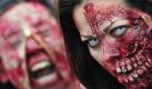 Die verkleideten und gruselig geschminkten Untoten hatten es mit dem «Zombie Walk» in Mexiko-Stadt auf eine Anerkennung im Guinness Buch der Rekorde abgesehen, nachdem zuletzt im November in Brisbane in Australien knapp 8000 Menschen zusammengekommen waren. Foto: dpa