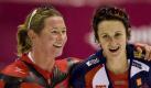 Die zweitplazierte Claudia Pechstein (l) gratuliert Martina Sablikova zum Sieg über die 5000 Meter. Foto: Jerry Lampen Foto: dpa