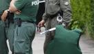 Polizeikräfte im schwäbischen Memmingen: Großaufgebot für einen 14-Jährigen. Foto: Karl-Josef Hildenbrand Foto: dpa