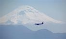 Ein Flugzeug beim Landeanflug vor dem Popocatepetl-Vulkan in Mexiko-City. Durch die anhaltenden Regenfälle in den vergangenen Tagen ist der schneebedeckte Berg trotz einer Dunstwolke auch vom Zentrum der Millionenstadt aus zu sehen. Foto: ap