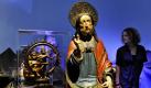 Eine Museumsmitarbeiterin betrachtet in Dresden im Deutschen Hygienemuseum Christus auf dem Palmesel (16. Jahrhundert, vorne) und andere Exponate bei einer Vorbesichtigung der Ausstellung Kraftwerk Religion. Über Gott und die Menschen. Die Ausstellung soll nach Angaben des Museums zeigen, dass religiöse Vorstellungen aus dem Alltag vieler Menschen nie verschwunden waren und dass sie im 21. Jahrhundert neu an Bedeutung gewinnen können. Sie ist von Samstag bis zum 05. Juni 2011 zu besichtigen.  Foto: dapd