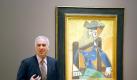 Der Kunstexperte David Norman vom Auktionshaus Sotheby's zeigt Picassos Gemälde «Femme assise dans un fauteuil». Foto: Chris Melzer Foto: dpa