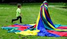 Kinder spielen während eines Pressetermins zur Vorstellung des Kinderzentrums für den Kirchentag auf der Wiese vor dem Deutschen Hygiene-Museum in Dresden. Rund um das Museum soll während des vom 01. bis 05. Juni 2011 stattfindenden 33. Deutschen Evangelischen Kirchentages das Kinderzentrum eingerichtet werden. Rund 100 Angebote erwarten die jungen Gäste während der drei Tage in den Räumen des Museums und auf den angrenzenden Grünflächen. Foto: dapd