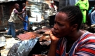 Virginia Wangera sitzt vor ihrem niedergebrannten Haus in Mathare, Nairobi. Nach einem Konflikt zwischen Landbesitzern und Stammesmitgliedern wurden 16 Häuser niedergebrannt. Foto: ap