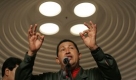 Venezuela's President Hugo Chavez, center, speaks to members of the media upon his arrival to a hotel in Porlamar, Margarita Island, Venezuela, Friday, Sept 25, 2009. Chavez arrived to attend the Africa-South America summit, ASA, that will be held Sept. 26-27. (AP Photo/Ariana Cubillos) Foto: ap