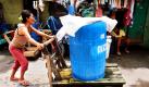Schnell nach Hause mit dem kostbaren Gut: Eine Frau schiebt ein mit Wasser gefülltes Fass im philippinischen Manila in Richtung ihres Heimes. Viele Menschen in Manila müssen zurzeit mit wenig oder sogar ohne Wasser auskommen. Ursache ist der Wasserstand im Angat Dam, der Hauptwasserquelle für die Hauptstadt, der nach einer lang anhaltenden Dürre auf einen kritisch niedrigen Stand gesunken war. Foto: ap