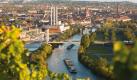 Die Würzburger lieben Spaziergänge durch die Weinberge. Zu Recht: Am Stein zum Beispiel wird man mit einem wunderbaren Ausblick auf den Main und die Stadt belohnt. Foto: Congress-Tourismus-Wirtschaft Würzburg