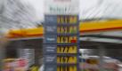 Seit Monaten liegen die Benzinpreise in Deutschland auf Rekordniveau. Foto: Kay Nietfeld  Foto: dpa