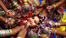 Eine Inderin in traditioneller Kleidung posiert für die Fotografen in Ahmadabad. Mit anderen bunt geschmückten Frauen tanzt sie den Garba, einen uralten Tanz der Inder. Am 28. September beginnt in Indien das Navrati-Festival, das auch das Festival der neun Nächte genannt wird. Foto: dapd