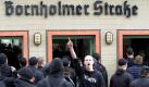 Rechtsextreme Demonstranten gehen am Samstag in Berlin - Prenzlauer Berg bei einem Aufmarsch von Neonazis in den S-Bahnhof Bornholmer Strasse. Gegen den geplanten Aufmarsch von Neonazis haben am Samstagmorgen mehr als 1000 Menschen am S-Bahnhof Bornholmer Strasse in Berlin - Prenzlauer Berg protestiert. Dabei wurde eine Sitzblockade von der Polizei aufgeloest. Gegen den Aufmarsch der Rechtsextremen hat ein breites Bündnis mobilisiert.
 Foto: ddp