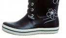 In schwerer Optik lässt Viking seinen Beitrag zum Gummiestiefeltrend daherkommen. Verspieltes Detail ist die Boxerstiefel-Schnürung am Schienbein. Foto: Zalando.de