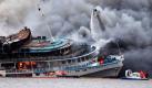 Am Montagmorgen ist auf der Moskwa in Moskau das russische Kreuzfahrtschiff «Sergey Abramov» abgebrannt. An Bord befanden sich 20 Passagiere und 16 Crewmitglieder, ein Crewmitglied wird derzeit noch vermisst. Die Brandursache ist bisher noch unklar. Foto: dapd
